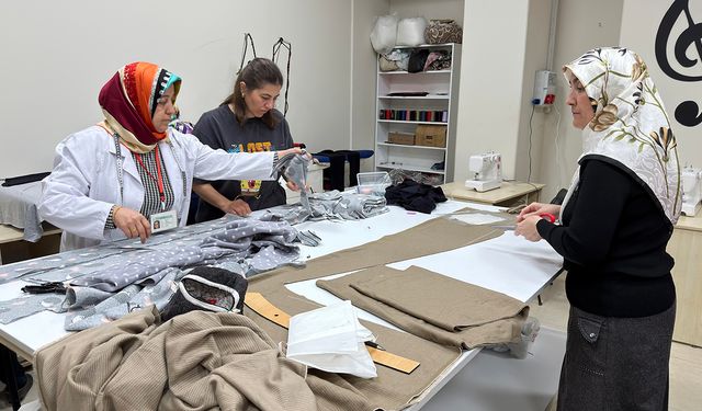 KAMEK’in Giyim Atölyesinde Kadın Eliyle Üretim ve Dönüşüm