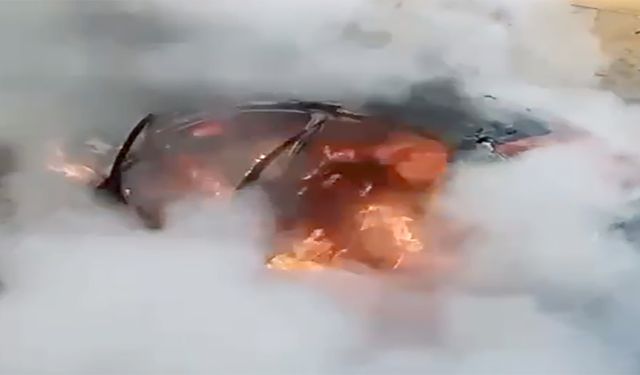 Kahramanmaraş’ta seyir halindeki otomobil alevlere teslim oldu