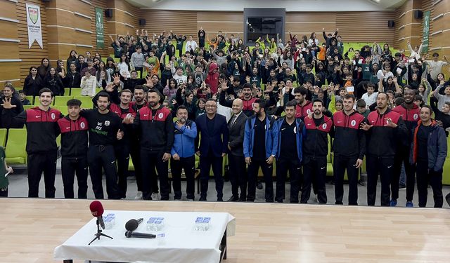 Onikişubat Belediyespor’un voleybolcuları, Kahramanmaraşlı gençlere ilham oluyor
