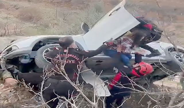 Kahramanmaraş’ta otomobil tarlaya uçtu: 4 yaralı