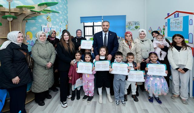 Başkan Toptaş’a karne programında miniklerden doğum günü sürprizi