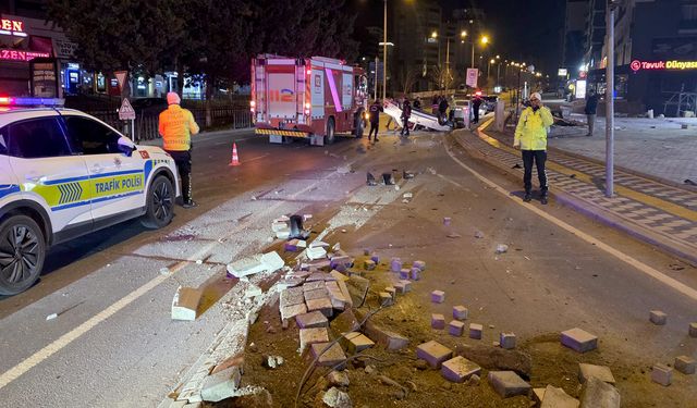 Kahramanmaraş’ta otomobil elektrik direğine çarptı: 1 yaralı