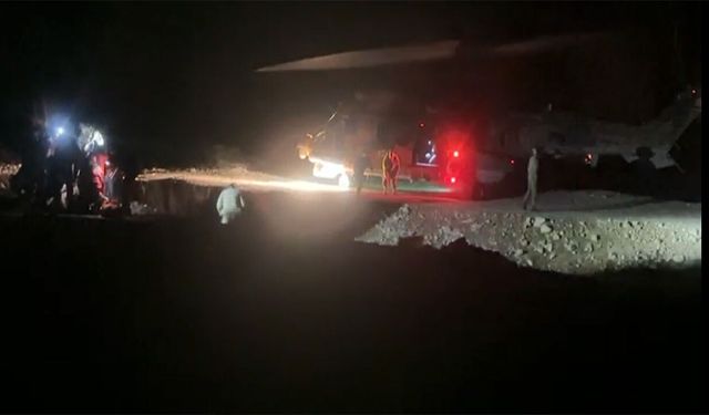 Bacağı kırılan dağcı ile arkadaşları, askeri helikopterle kurtarıldı