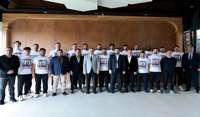 Başkan Toptaş, Efeler Ligi’ne yükselen Onikişubat Belediye Spor ile şampiyonluk yemeğinde buluştu