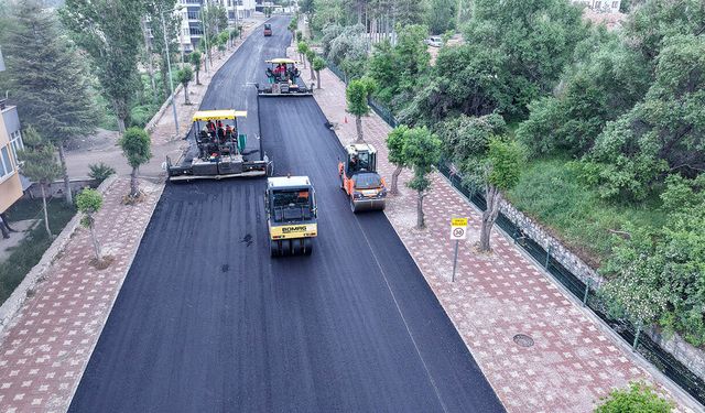 Büyükşehir’den Elbistan Pınarbaşı Caddesi’nde Kesintisiz Asfalt Mesaisi