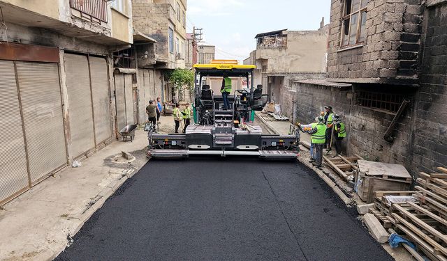 Büyükşehir, Menderes Mahallesi’nde sıcak asfalt serimine başladı