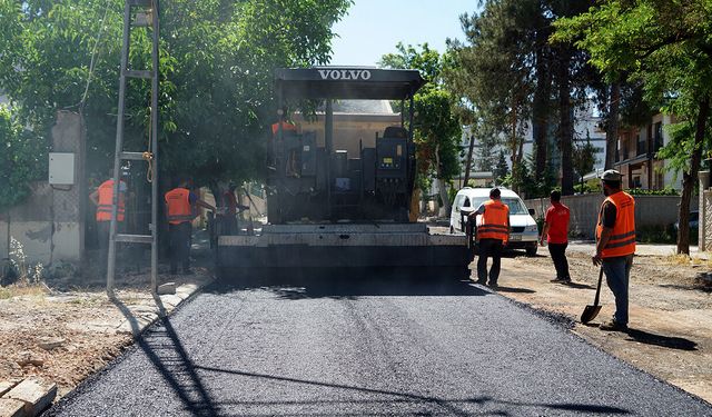 Büyükşehir Pazarcık’ta sıcak asfalt seferberliğine istasyon caddesi ile başladı