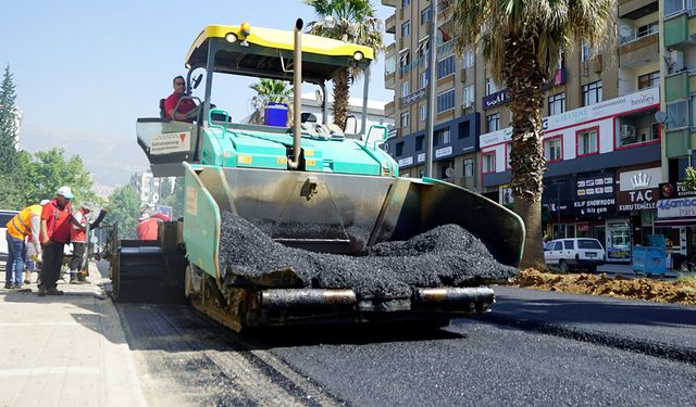 Büyükşehir, Trabzon Bulvarı’nda son kat asfalt serimine başladı