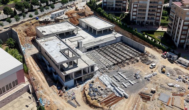 Kahramanmaraş’ın Türkiye’ye örnek Gençlik Merkezi hızla yükseliyor
