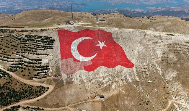 Dünyanın en büyük Türk Bayrağı, yeniden ilk günkü görkemine kavuştu