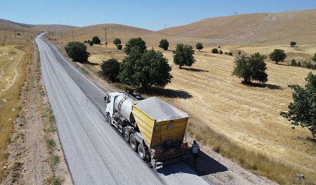 Büyükşehir, Elbistan Kırsalında 10 mahallenin kullandığı grup yolunu yeniliyor