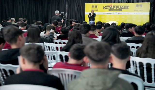 Usta Gazeteci Hakan Çelik, Kitap Fuarı’nda gençlere seslendi