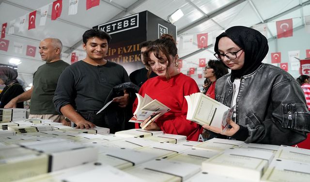 Büyükşehir’in Kitap Fuarı 9’uncu gününde de ziyaretçi akınına uğradı