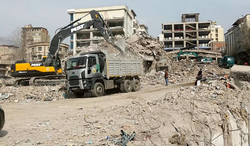 Ağır hasarlı binaların yüzde 15’inin yıkımı tamamlandı