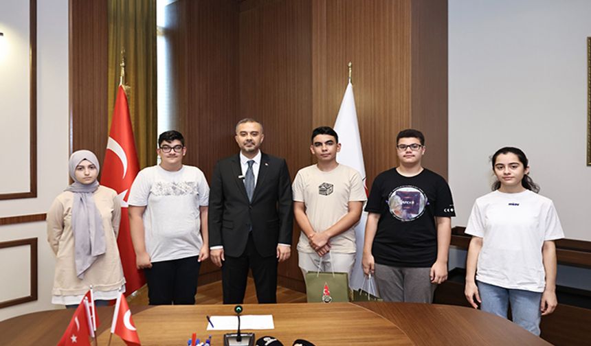 Toptaş, LGS’de başarılı olan  öğrencileri ödüllendirdi