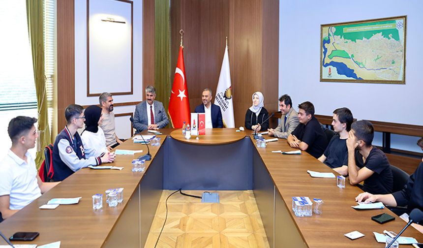 Toptaş, Üniversite Hazırlık Kursu’na katılan gençlerle bir araya geldi