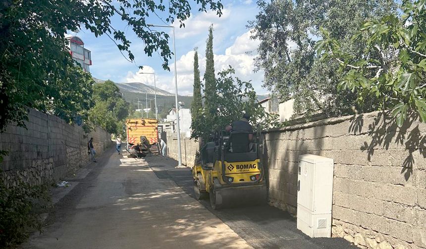 Onikişubat Belediyesi, Mağralı Mahallesi’ndeki yol tahribatlarını gideriyor
