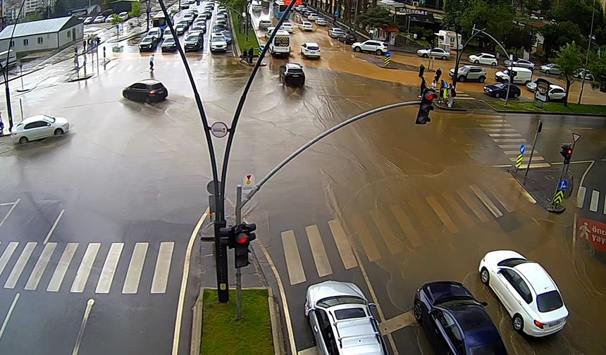 Sağanakla caddelere taşınan çamurlar temizlendi