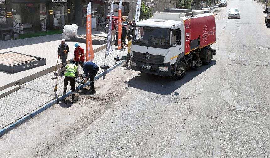 Büyükşehir’in temizlik timi Elbistan’da sahada