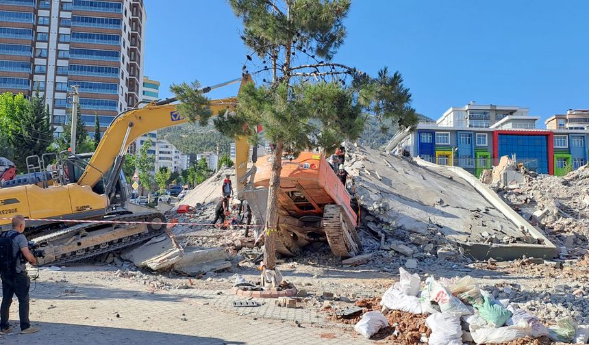 Bina yıkımı sırasında feci kaza: operatör hayatını kaybetti