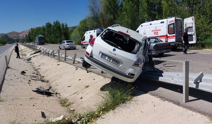 Kahramanmaraş’ta otomobil bariyerlere çarptı: 3 yaralı