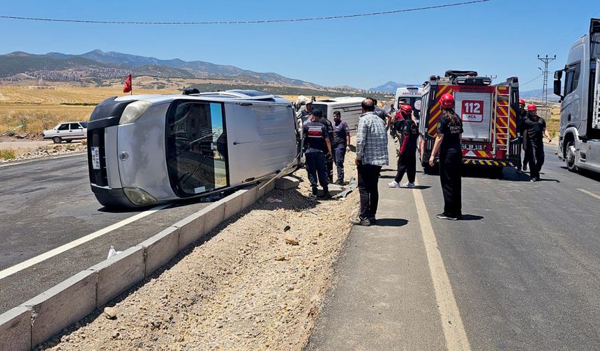 Kahramanmaraş’ta hafif ticari araçlar çarpıştı: 4 yaralı