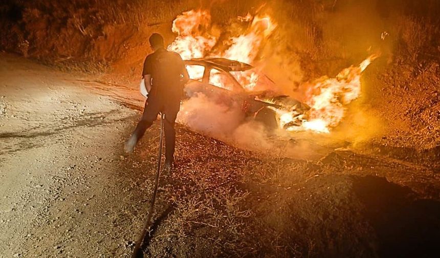 Elbistan’da park halindeki otomobil alev alev yandı