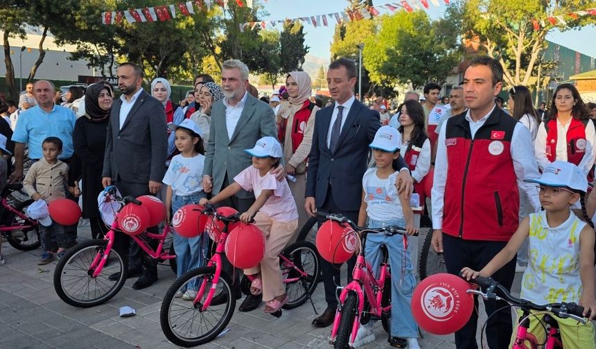 Kahramanmaraş’ta depremzede yetim çocuklara 170 bisiklet hediye edildi