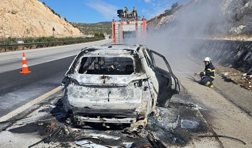 Kahramanmaraş’ta seyir halindeki otomobil alev aldı