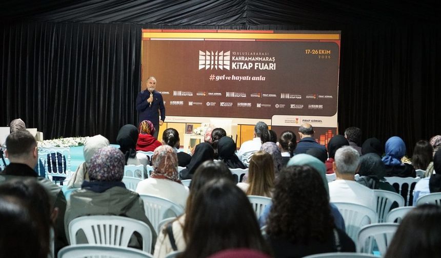 Tarık Tufan, Kitap Fuarı’nda okurlarla buluştu