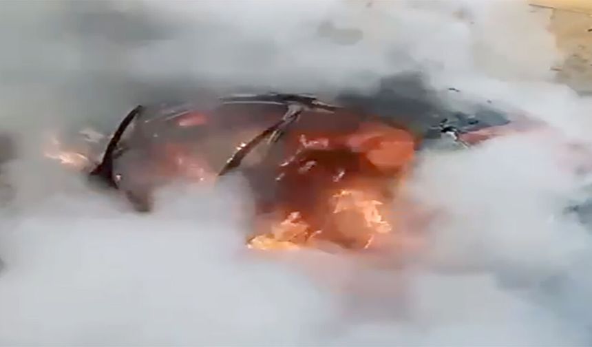 Kahramanmaraş’ta seyir halindeki otomobil alevlere teslim oldu