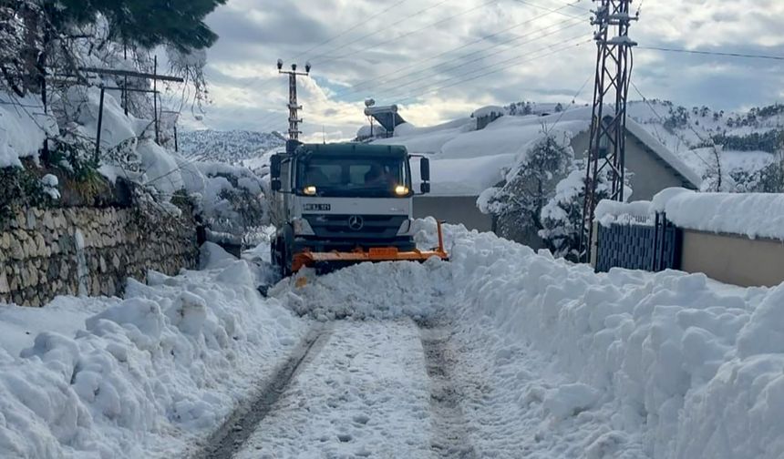 Kahramanmaraş kırsalda karla mücadelesini kesintisiz sürüyor