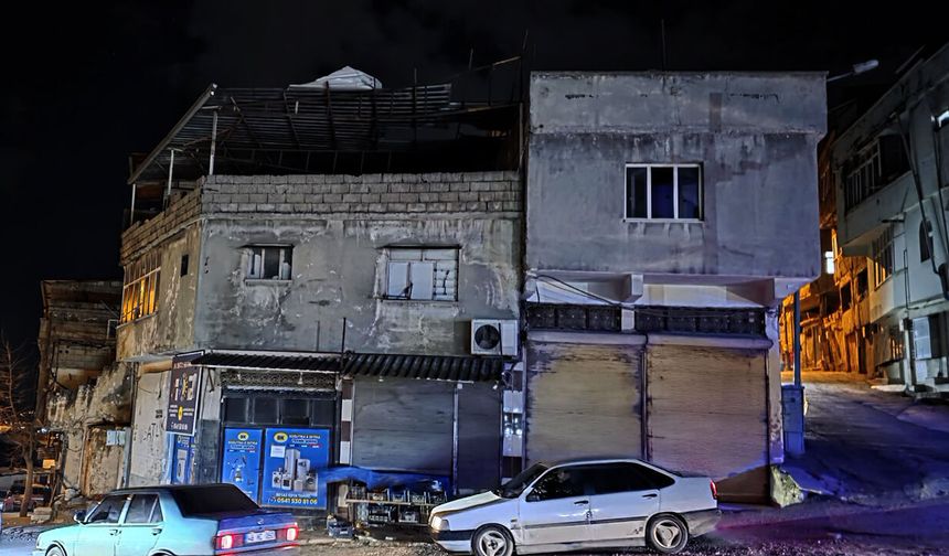 Kahramanmaraş’ta fırtına çatı uçurdu