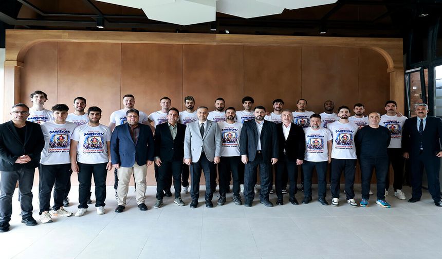 Başkan Toptaş, Efeler Ligi’ne yükselen Onikişubat Belediye Spor ile şampiyonluk yemeğinde buluştu