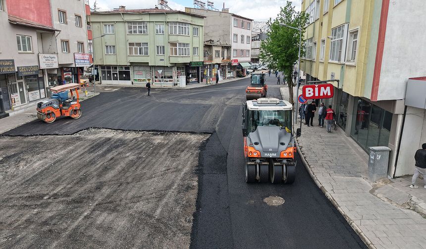 Büyükşehir, Göksun’da Atatürk ve Yunus Emre Caddelerinde asfalt serimine başladı