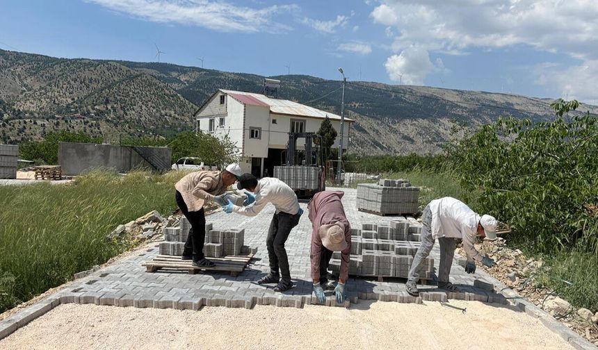 Büyükşehir’den Çağlayancerit kırsalına 3 bin metrekarelik kilit parke