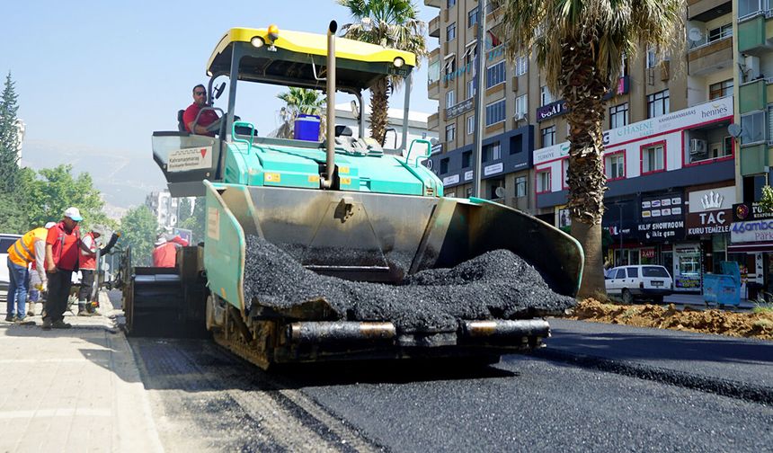 Büyükşehir, Trabzon Bulvarı’nda son kat asfalt serimine başladı