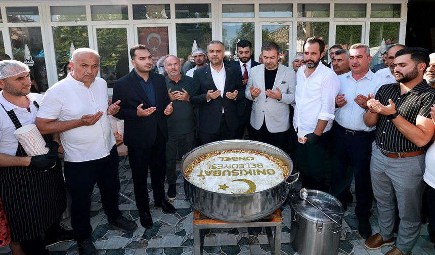 Başkan Toptaş önce aşure dağıttı, sonra vatandaşların sorularını yanıtladı