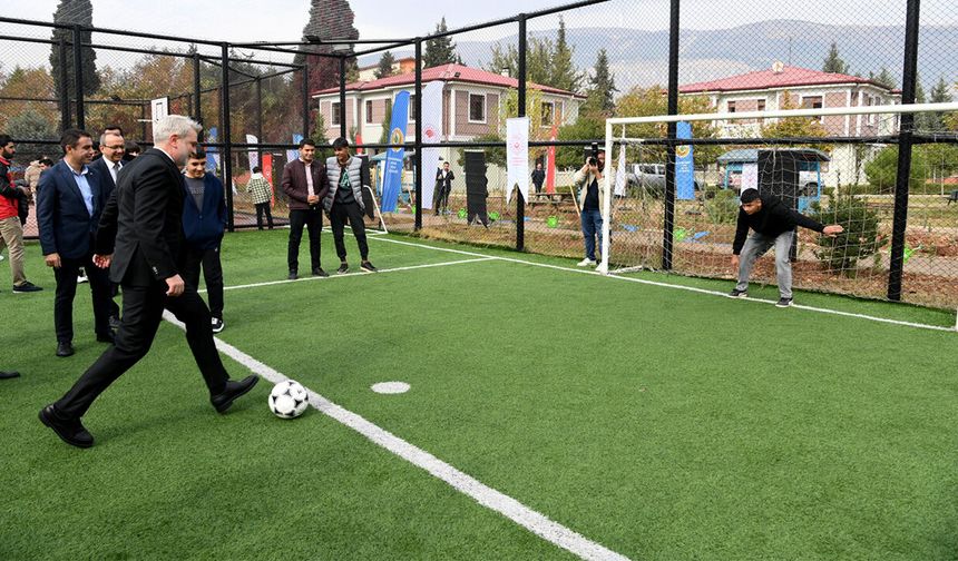 Büyükşehir, şehrin dört bir yanını spor alanlarıyla donatıyor