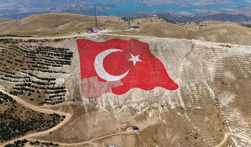 Dünyanın en büyük Türk Bayrağı, yeniden ilk günkü görkemine kavuştu