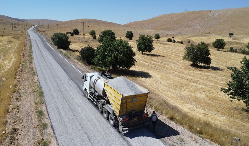 Büyükşehir, Elbistan Kırsalında 10 mahallenin kullandığı grup yolunu yeniliyor