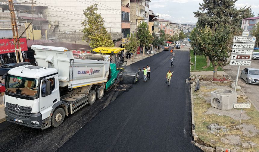 Büyükşehir Bayazıtlı Bulvarı’nda asfalt mesaisini sürdürüyor