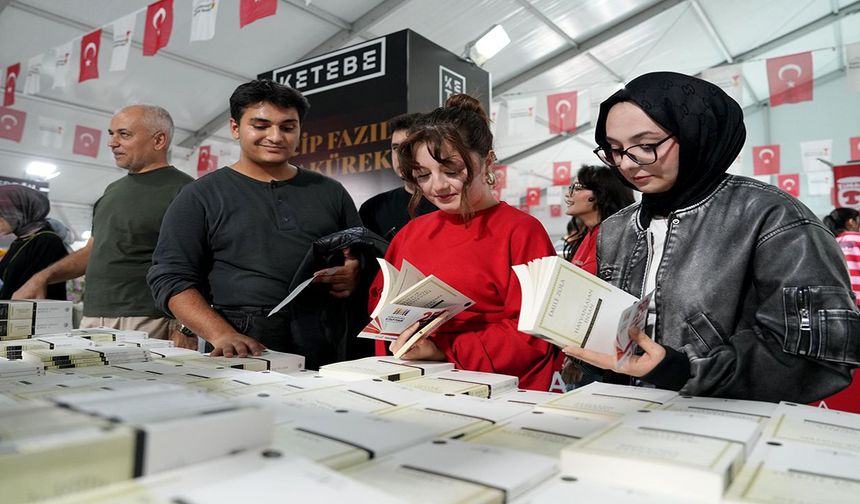 Büyükşehir’in Kitap Fuarı 9’uncu gününde de ziyaretçi akınına uğradı