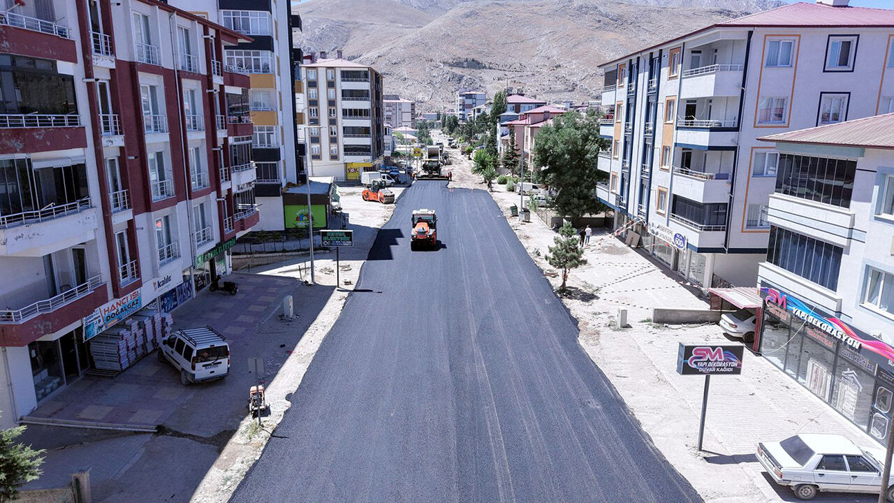 Büyükşehir’den Elbistan’da sokak sokak cadde cadde asfalt