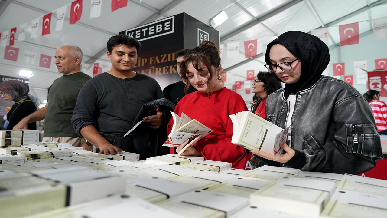 Büyükşehir’in Kitap Fuarı 9’uncu gününde de ziyaretçi akınına uğradı