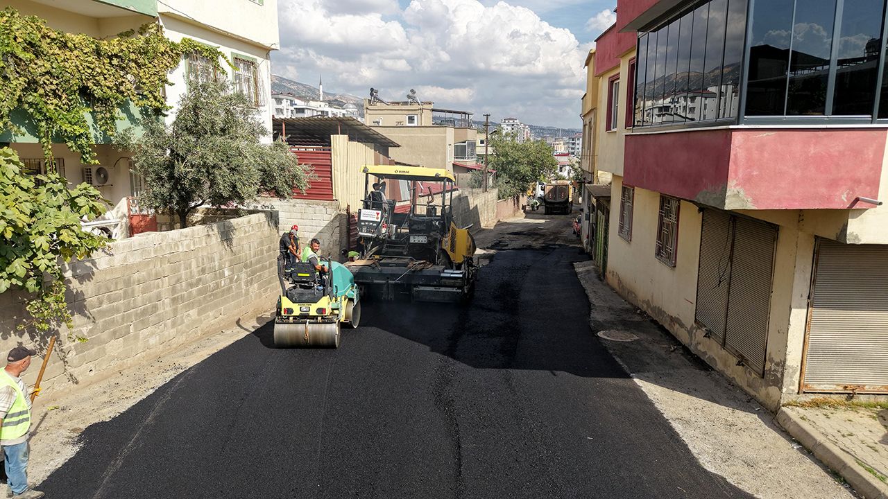 Büyükşehir’den Dulkadiroğlu Şeyh Şamil Mahallesi’nde kesintisiz asfalt mesaisi